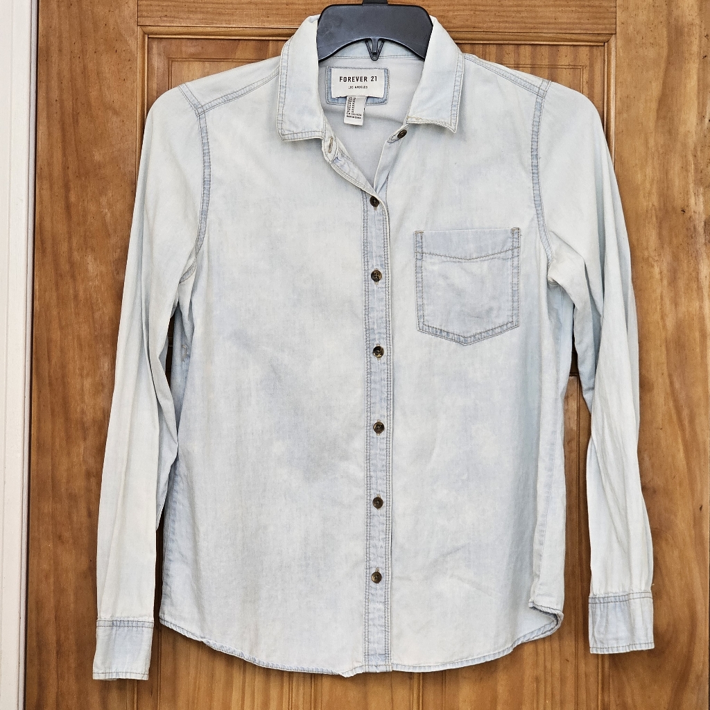 Forever 21 Women's Faded Wash Denim Chambray Button Down Long-Sleeve Top